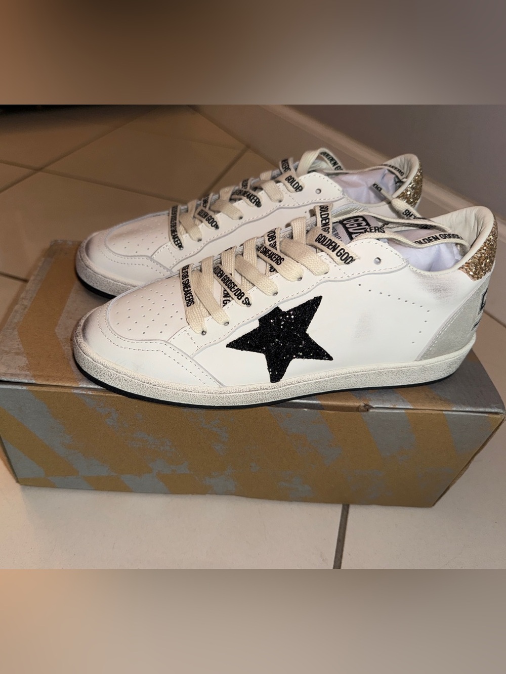 Goose-style White Low-Top Sneakers with Black Star and Gold Heel Accent